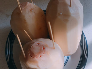 4、糯米藕,塞好后盖上盖子，用牙签固定。