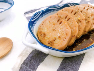 8、糯米藕,莲藕切片再淋上桂花糖浆就好了。