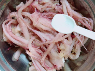 2、葱爆鱿鱼,腌制鱿鱼，先放一小勺盐。