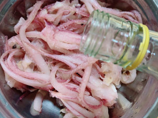 3、葱爆鱿鱼,再放8ml料酒。