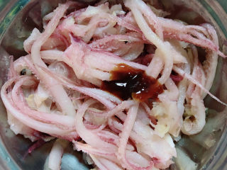 4、葱爆鱿鱼,再放5ml耗油。