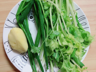 6、葱爆鱿鱼,准备其他食材，小葱、姜、香芹芯。