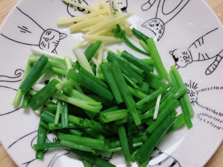 7、葱爆鱿鱼,将葱切成3-4厘米的段儿。姜切丝儿。