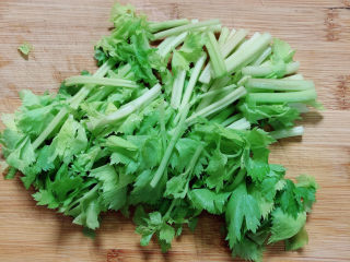 8、葱爆鱿鱼,将香芹芯切成小段待用。