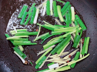 10、葱爆鱿鱼,放入葱姜煸香。