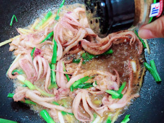 13、葱爆鱿鱼,撒上一些孜然粉。