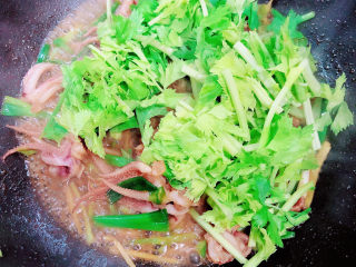 14、葱爆鱿鱼,加入香芹芯，翻炒均匀。