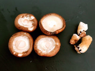 1、 糖醋焦熘豆腐,香菇去蒂