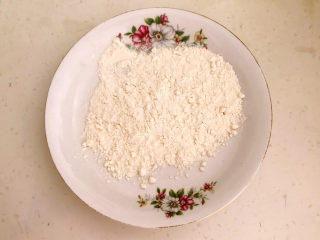 5、 糖醋焦熘豆腐,普通面粉放入盘中