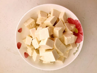 7、 糖醋焦熘豆腐,把北豆腐切成小块