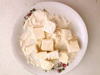 8、 糖醋焦熘豆腐,把豆腐块放在面粉中打个滚，让豆腐均匀的蘸上一层薄薄的面粉