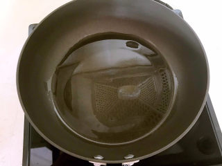 9、 糖醋焦熘豆腐,炒锅烧热后加入玉米油