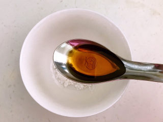 14、 糖醋焦熘豆腐,加入半勺料酒