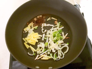 22、 糖醋焦熘豆腐,炒锅烧热后加入1勺玉米油，加入葱姜炒出香味