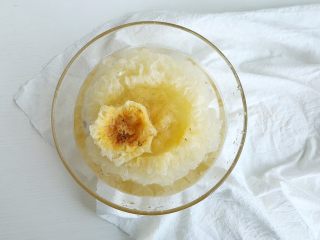 2、养生银耳汤,泡发好后的银耳剪去中间黄黄的硬芯