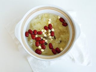 4、养生银耳汤,取砂锅依次放入银耳 泡好的莲子红枣和冰糖