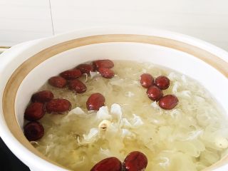 5、养生银耳汤,大火煮开