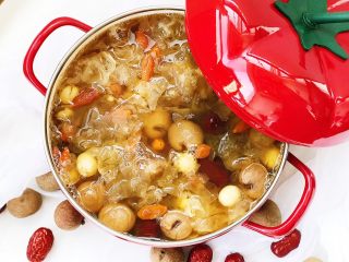 9、养生银耳汤,像我一样趁热吃完接着把剩下的冰镇一两个小时后再喝 别提有多痛快 （但不能过夜哟）