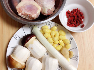 1、松茸鸡汤,准备好鸡腿、松茸、白果、枸杞子、葱姜。