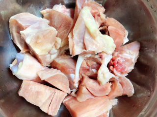 2、松茸鸡汤,将鸡腿剁成块儿待用。