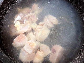 3、松茸鸡汤,锅中倒入水，烧开锅放入鸡块煮去血水，捞出洗净待用。