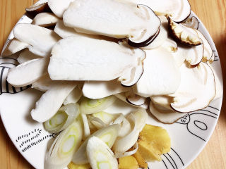 4、松茸鸡汤,松茸切片儿、葱姜切好待用。