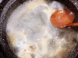 5、松茸鸡汤,将鸡块放入砂锅中，倒入水烧开锅炖煮。撇去浮末。