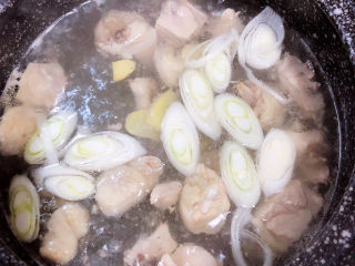 6、松茸鸡汤,放入葱姜。