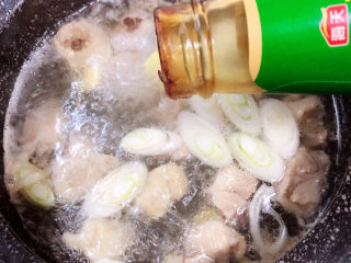 7、松茸鸡汤,再放入蚝油、生抽。