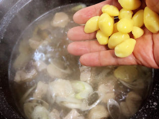 8、松茸鸡汤,放入白果，一起炖煮30分钟。