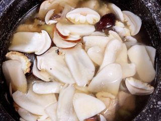 9、松茸鸡汤,放入松茸再炖煮20分钟。