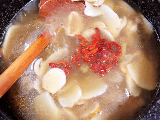 11、松茸鸡汤,再放入枸杞子。