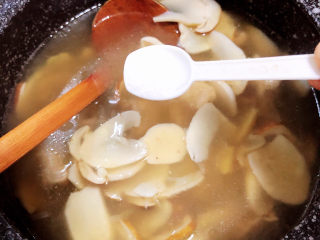 10、松茸鸡汤,放入盐。