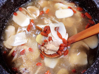 12、松茸鸡汤,再炖煮10分钟。