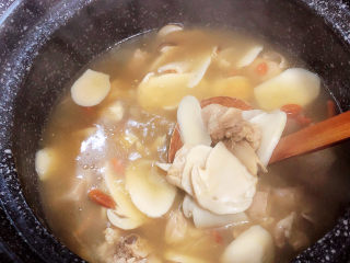 13、松茸鸡汤,一锅营养的鸡汤就熬好了。