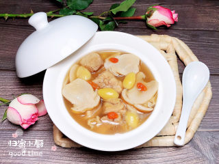 14、松茸鸡汤,一碗鲜美无比的松茸鸡汤就上桌了！