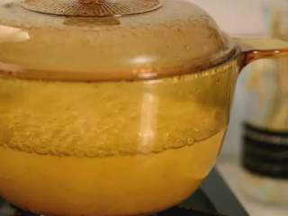 1、经常喝这碗银耳紫薯羹，会让你肌肤由内而外带出健康光泽,将银耳倒入清水中，大火煮沸转小火，慢炖至浓稠