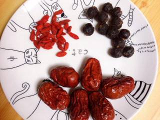 4、木瓜炖银耳,准备好红枣、枸杞子、桂圆。