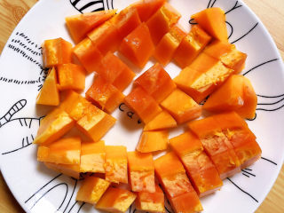 5、木瓜炖银耳,红心木瓜切块儿待用。