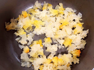 6、木瓜炖银耳,将银耳洗净放入砂锅中。