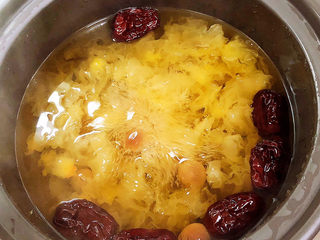 9、木瓜炖银耳,再熬半小时,银耳汤已粘稠。