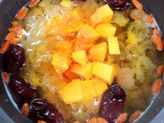 11、木瓜炖银耳,再加入木瓜继续熬煮。