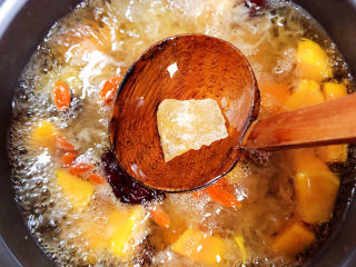 12、木瓜炖银耳,放入冰糖,继续熬煮10分钟。