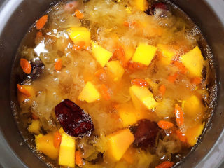 13、木瓜炖银耳,汤羹熬好了。