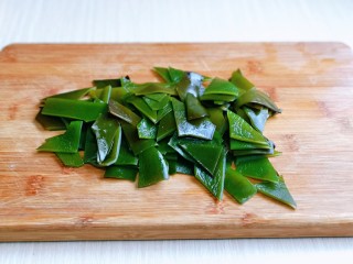 2、海带炖排骨,海带切小块，我买的是盐渍海带，提前把盐洗干净，之后泡了大约40分钟。