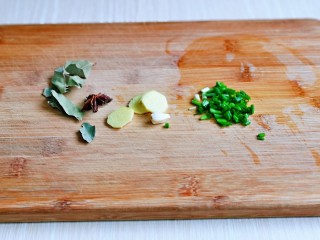 3、海带炖排骨,葱姜蒜去皮切好，准备好八角，香叶。