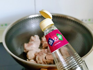 8、海带炖排骨,加入料酒，去肉腥。