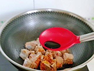 9、海带炖排骨,再加入红烧酱油，小火翻炒。
