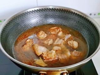 10、海带炖排骨,加入纯净水，水量没过排骨为佳。