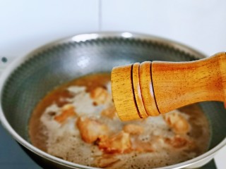 12、海带炖排骨,再加入十三香，盖上盖子烧开，转小火慢炖。